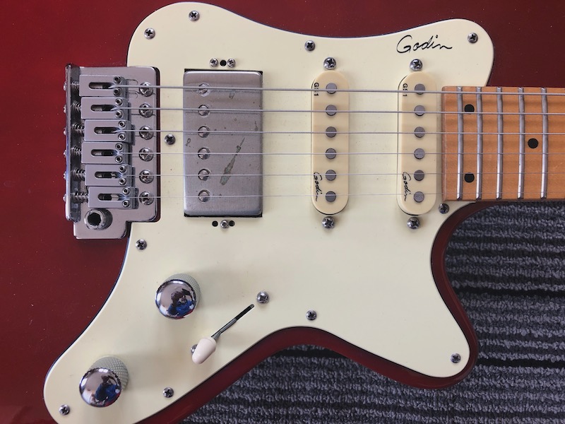 The bridge and pickup assembly is very much a Strat-like affair. 