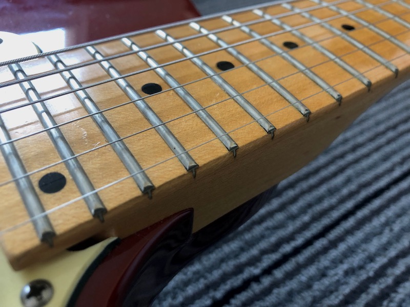 The SD24 sports some tall, but somehow unobtrusive frets.